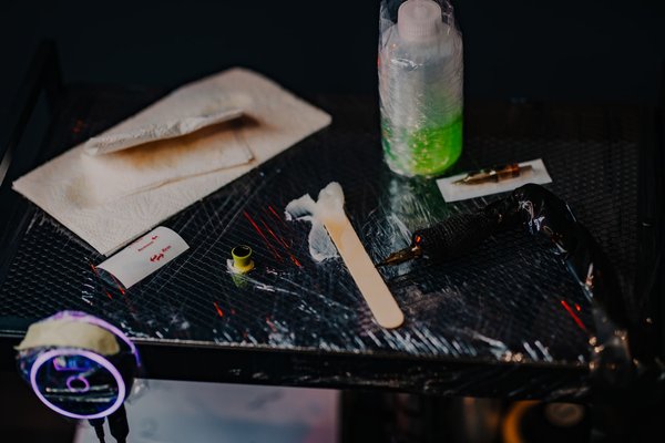 Стерильна тату-машинка і витратні матеріали