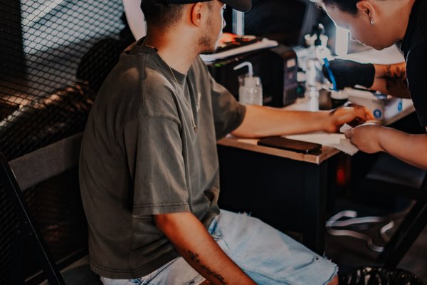 нанесение тату на руку