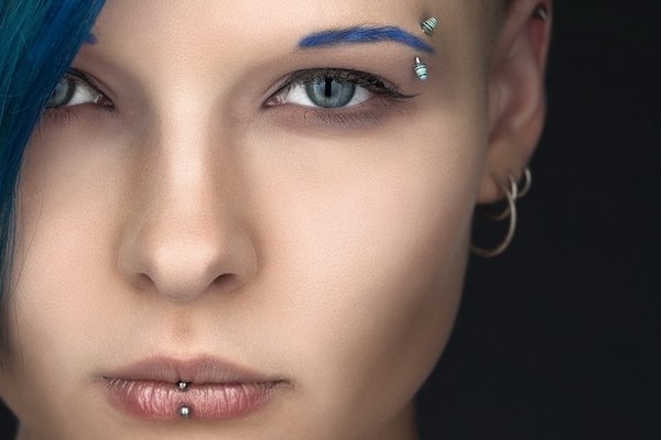 pirsing-brovi-devushka-1.jpg