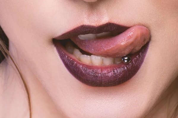 Темная помада, язык с пирсингом