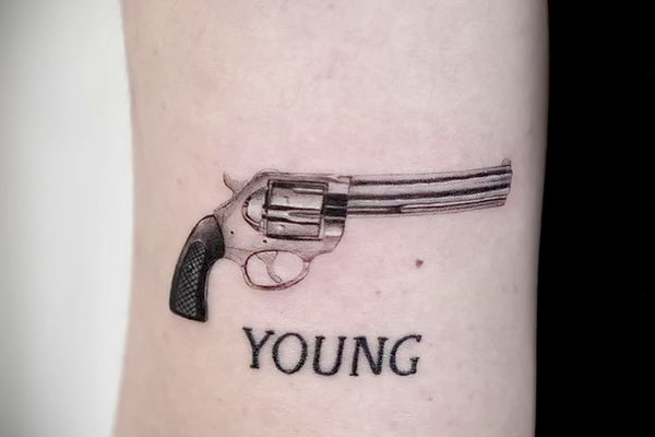 пример-рисунка-тату-револьвер-на-фото-16.02.2021-№0009-tattoo-revolver-tatufoto.com-.jpg