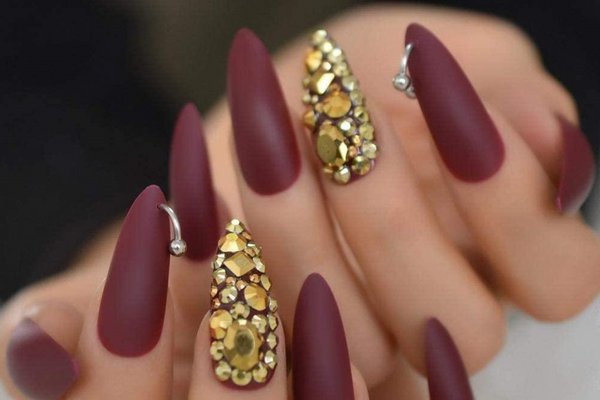 stiletto-winter-piercing-nails-water.jpg