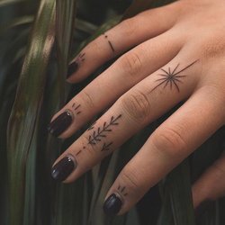 Тату на пальце женские
