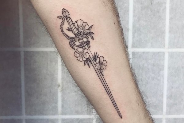 tatuha_mecha_so_cvetami_na_predpleche_parnja.jpg