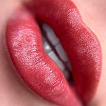 Близький план перманентного макіяжу губ