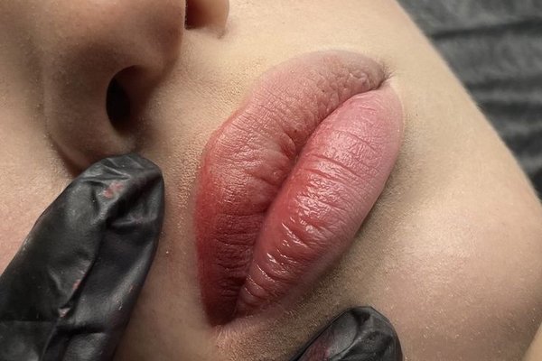 Перманентний макіяж губ процес нанесення