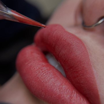 Перманентний макіяж губ, татуаж голкою