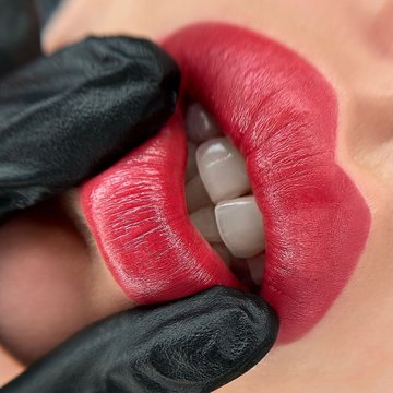 Пудровий татуаж губ, насичений колір