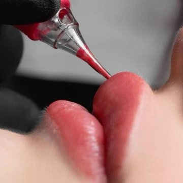 Татуаж губ нанесення червоного пігменту