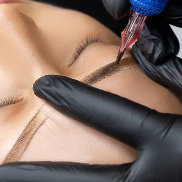 Процедура перманентного макіяжу брів тату-машинкою