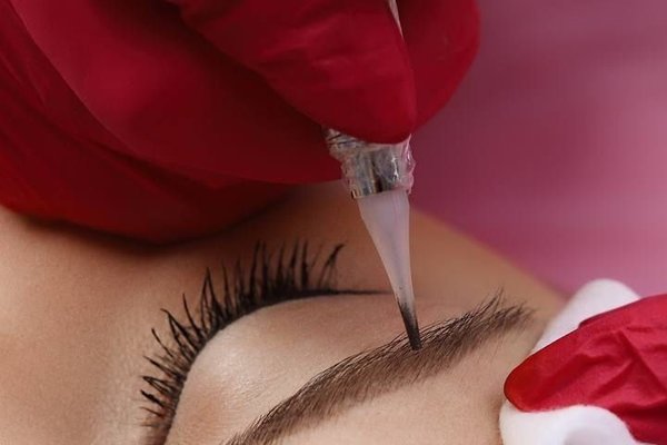 Апаратний татуаж брів у салоні