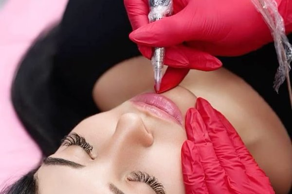 Перманентний макіяж губ у салоні