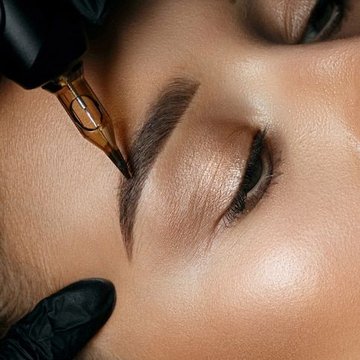 Татуаж брів машинкою крупним планом