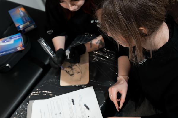 Учениця відпрацьовує портретний ескіз на штучній шкірі