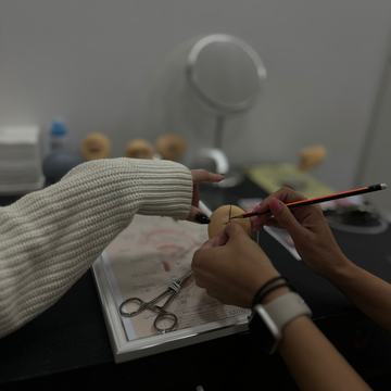 Розмітка проколу на макеті вуха