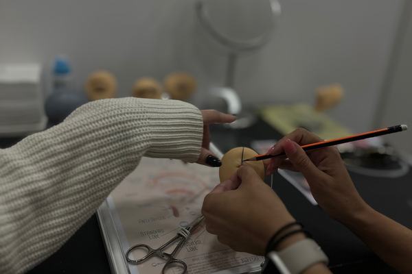Розмітка проколу на макеті вуха