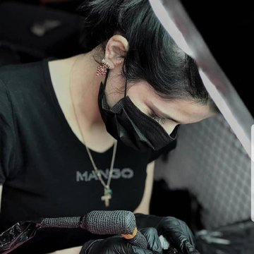 нанесение перманентного макияжа клиенту салона