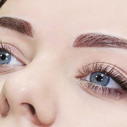 Волосковый татуаж бровей