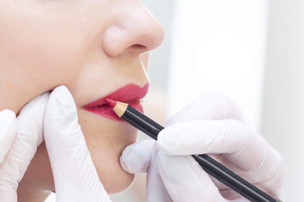 young-woman-having-permanent-makeup-on-her-lips-at-the-beauticians-salon-permanent-makeup-drawing-a-contour-with-a-white-lip-pencil_170532-960.jpg